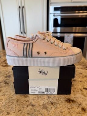 NIB Tommy Hilfiger "Steff" platform sneakers in light pink Size 5 1/2